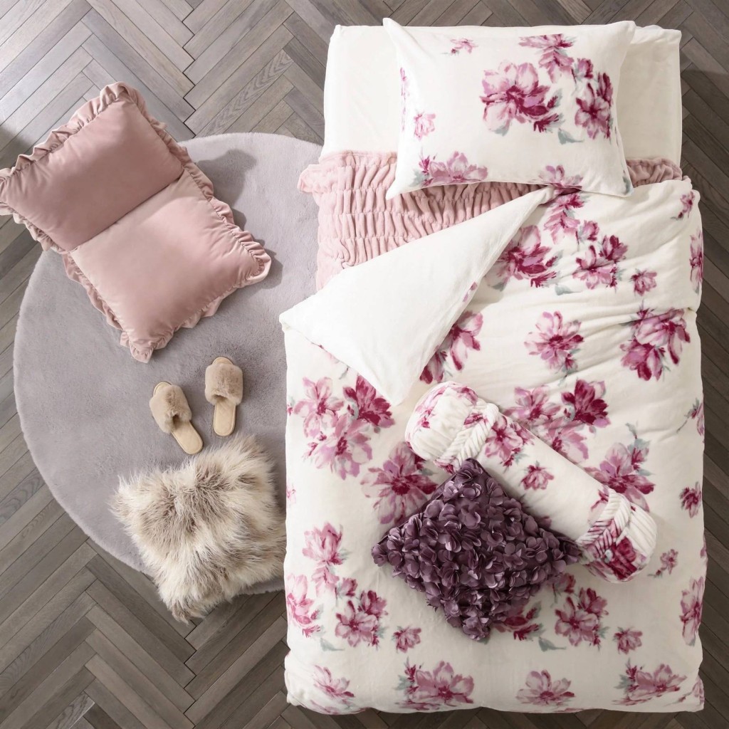 Warmy Fleurar絨毛面床上用品系列粉紅色灰色枕袋/原價$250、現售$175。