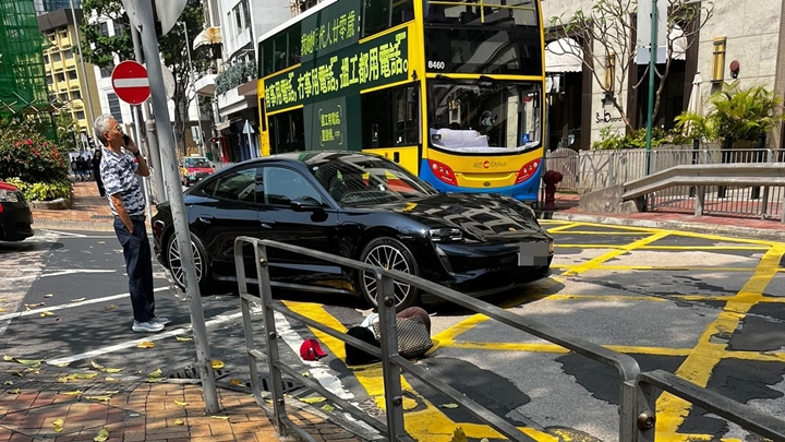 保時捷撞倒女途人。網上圖片