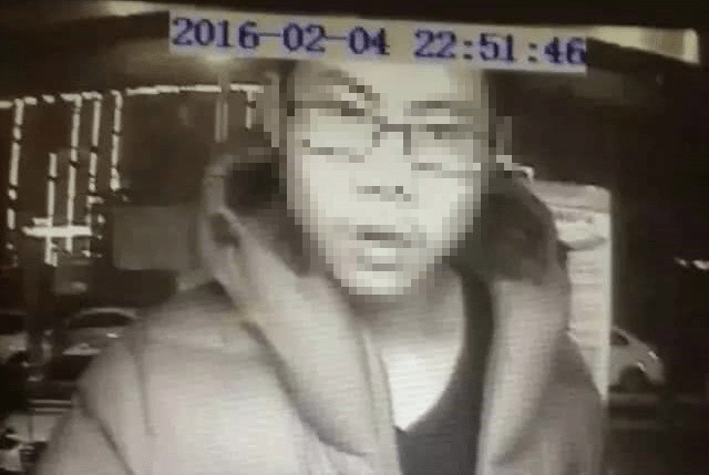 逃亡期间，吴谢宇在一处 ATM 取款时，被监控镜头拍下闭路电视画面。