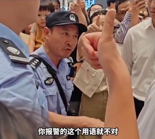 山东民警批评商场负责人乱以有人“闹事”来报警，获民众大赞。影片截图