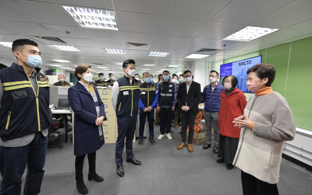 林郑月娥（右一）在旺角个案追踪办公室与海关关长何佩珊（左二）及海关人员交谈。政府新闻处图片