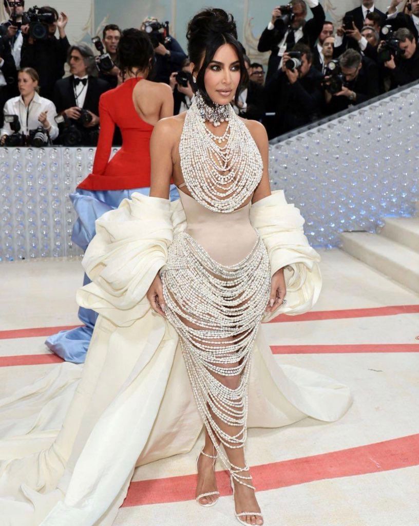 Kim Kardashian性感上阵。