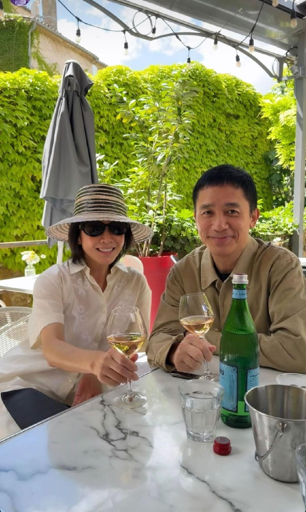 兩公婆Chill住歎酒。