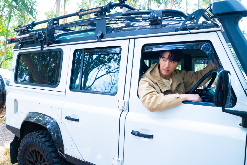 今次拍攝MV出動市值逾百萬港幣的Land Rover Defender，這架車主取名「雲石」的越野車。