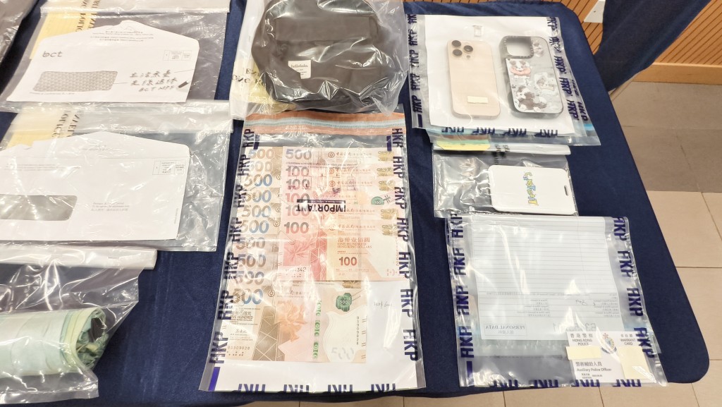 警方展示證物。 警方展示證物。