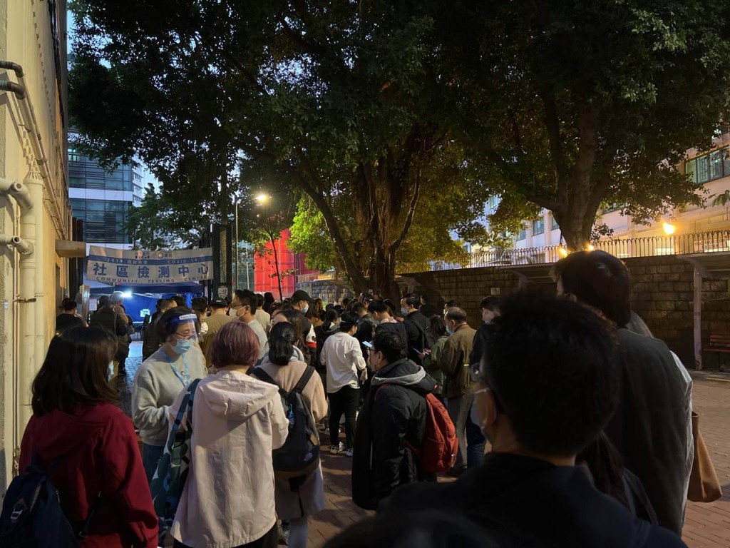 大批市民輪候檢測。