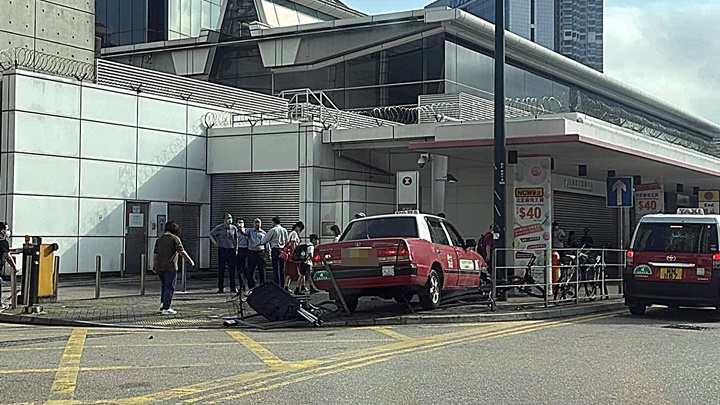 的士失控剷上行人路。fb:車cam L(香港群組)