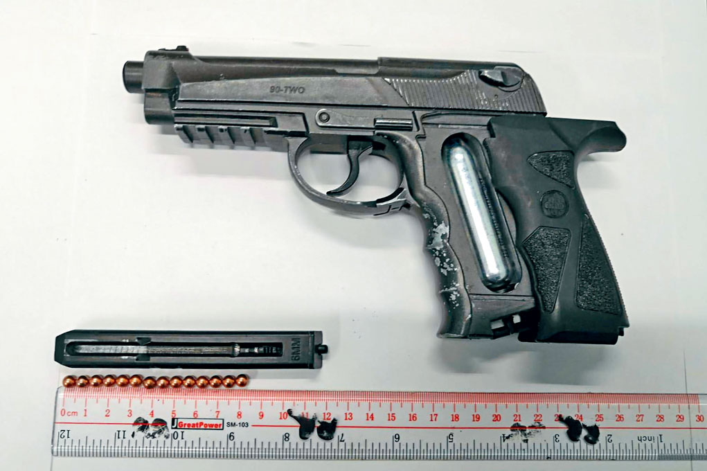 警方檢獲的疑經改裝氣槍及十四發鋼珠。