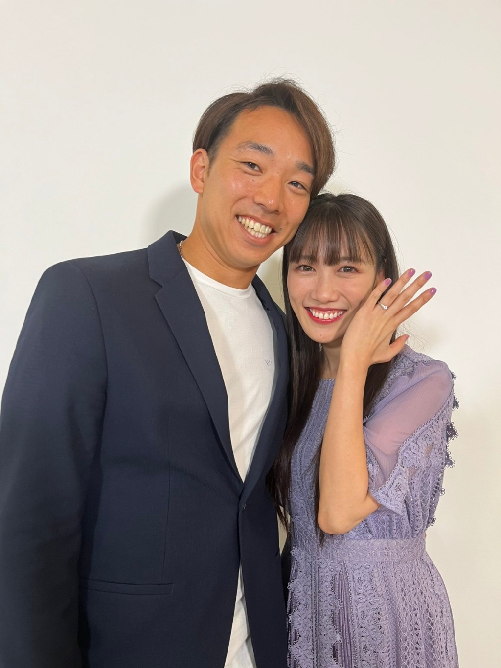 佐佐木並非隊中首位人妻，其隊友高城蕾妮早在22年宣布與棒球手宇佐見真吾結婚，但二人已於翌年年底離婚。