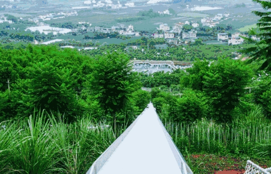 「孩子的院子」親子樂園對外聲稱，擁有世界上最長的滑梯，從上往下迅速滑落，要花3分鐘才到底。(網圖)