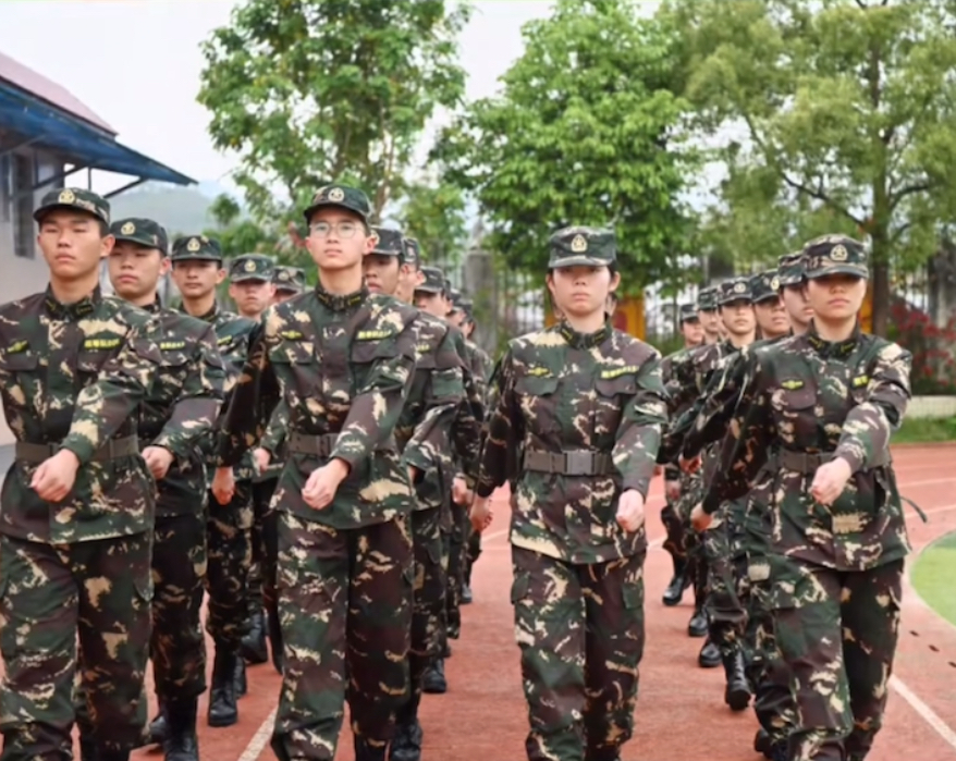 学校特色之一是军训教育。
