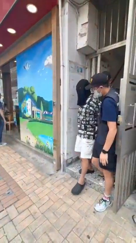 被捕男子70歲,報稱無業,現正被扣留調查。 被捕男子70歲,報稱無業,現正被扣留調查。