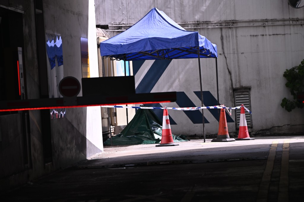 少年從高處墮下,當場死亡。 少年從高處墮下,當場死亡。