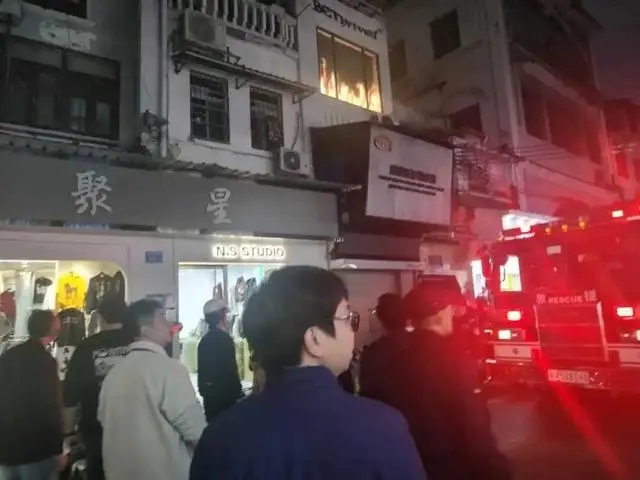 廣州商店二樓窗戶以LED大屏幕播「動態火焰」,街坊以為女災嚇到報警。 廣州商店二樓窗戶以LED大屏幕播「動態火焰」,街坊以為女災嚇到報警。