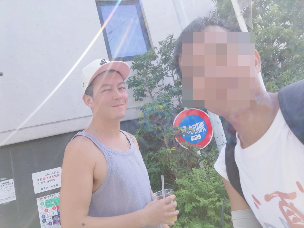 不少网民在日本偶遇陈冠希，他都亲民地答应合照。
