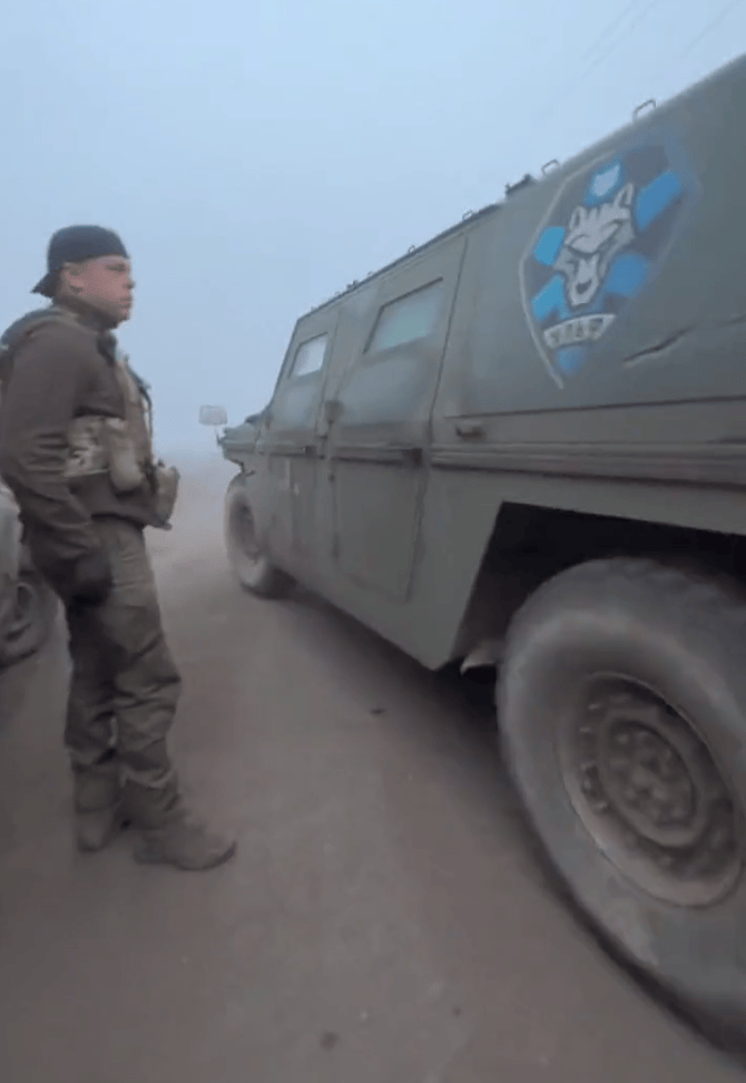 乌克兰战地医护人员 Liana公开的影片可见鹰式装甲车，车上有“达芬奇狼”特种部队ULF医疗服务标志。 liamaliok/instagram