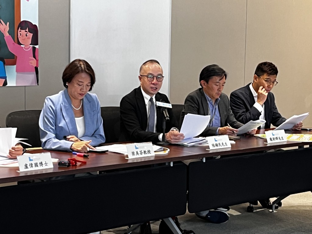 梁美芬（左一）認為非本地生如在港完成基礎及專上教育，學習10年以上，歸屬感自然增強，留港發展機會更大。