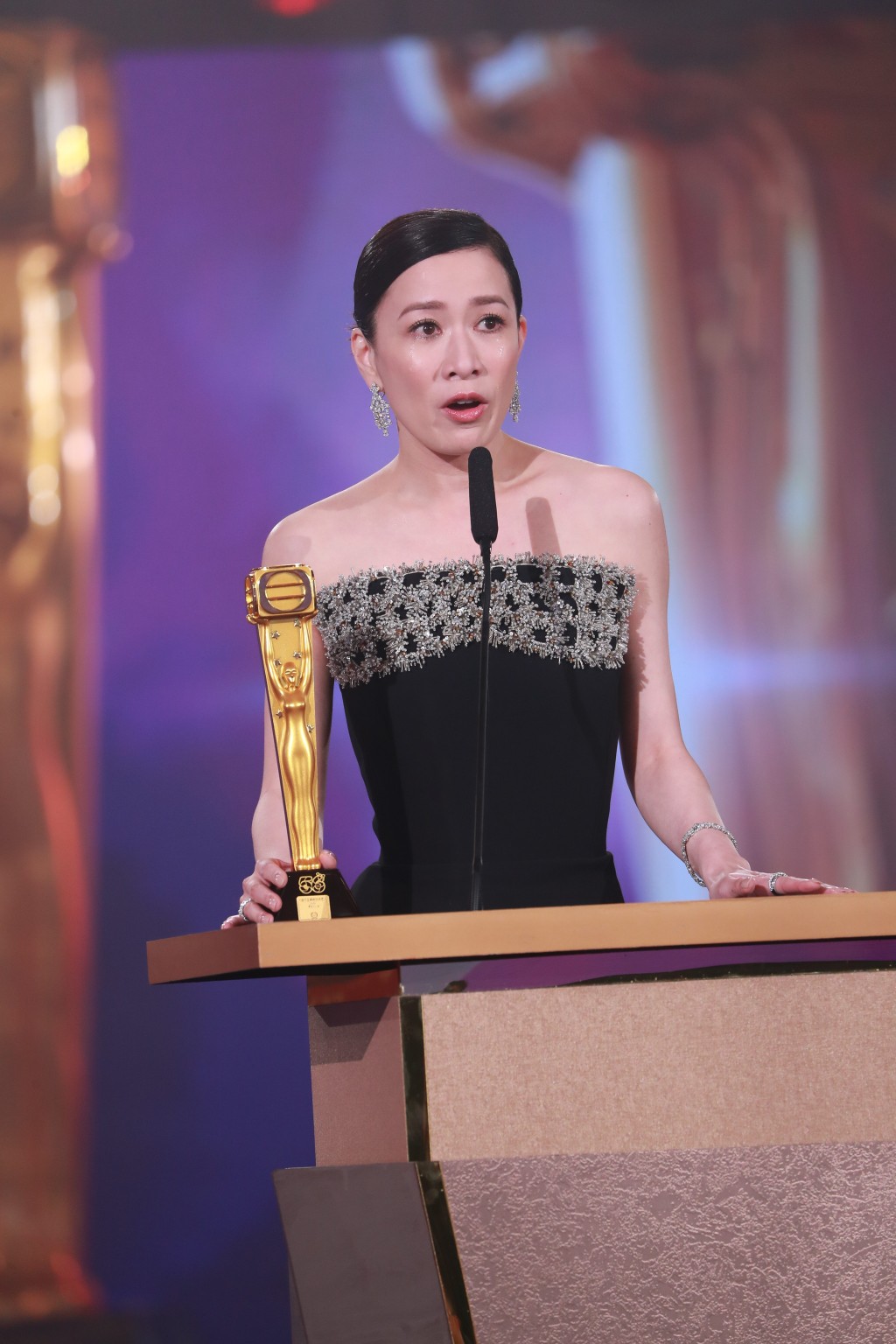 佘诗曼在刚过去的《万千星辉颁奖典礼2023》再封视后。