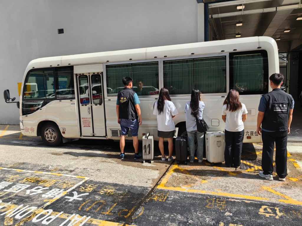 跨部門大埔掃黃 拘12內地女。警方圖片