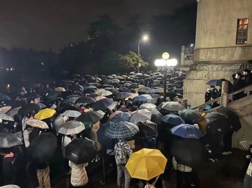 逾百武漢大學學生聚會抗議要求提前返鄉。 網圖