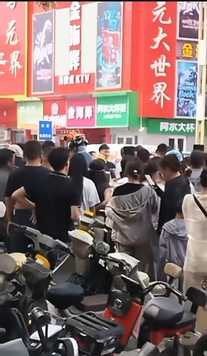 鬧市行兇引圍觀。