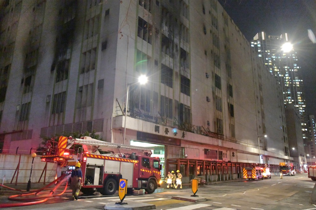 晚上8時45分，消防將火警大致救熄。