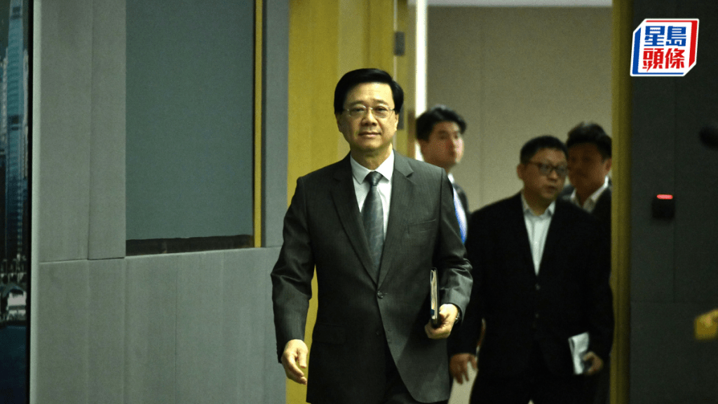 行政長官李家超今早出席行會前見記者時,被問到適齡學童人數持續下跌。(禇樂琪攝)