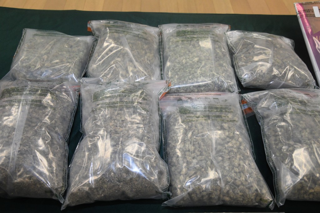 大麻花被收藏在8包零食包裝內。
