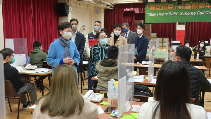 林鄭月娥探訪兩個「居安抗疫」熱線中心。林鄭月娥FB