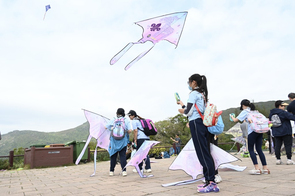 不同背景的青少年，通過攜手一起放風箏，將願望送上天際。