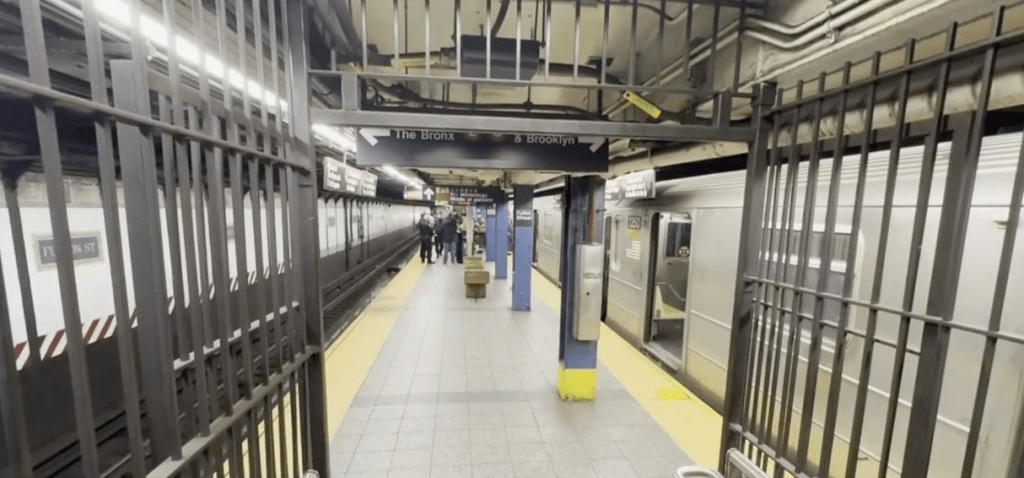 案發現場為曼哈頓下城區富爾頓街地鐵站月台。新聞畫面截圖