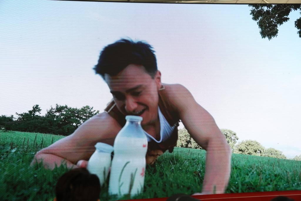 朱敏瀚節目中穿背心騷肌。 朱敏瀚節目中穿背心騷肌。