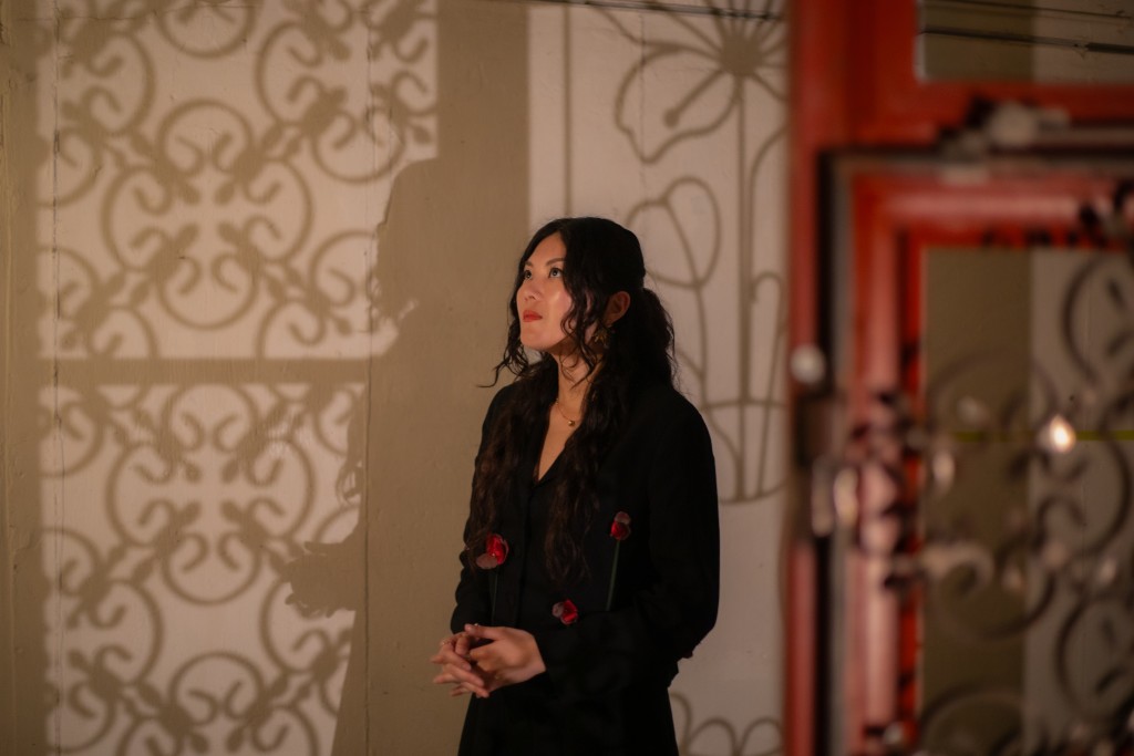 許開嬌，擅於融合中國傳統文化與當代藝術表現手法，作品曾於香港、上海、首爾、邁阿密、阿布扎比及里約熱內盧等地展出。