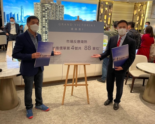 會德豐黃光耀(左)指,維港滙加推88伙。旁為田兆源