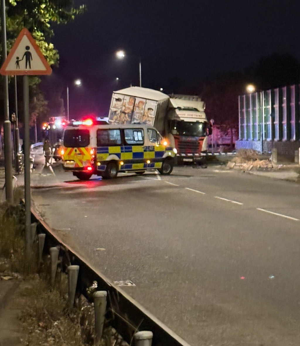 一辆中型货车怀疑越线,迎头撞向对头线一辆拖头。fb马路的事(即时交通资讯台)图片 一辆中型货车怀疑越线,迎头撞向对头线一辆拖头。fb马路的事(即时交通资讯台)图片