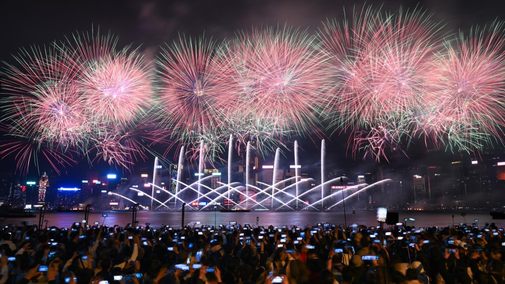 年初二煙花︱馬會呈獻煙花匯演閃耀維港  港穗雙城聯動  駿馬迎新歲