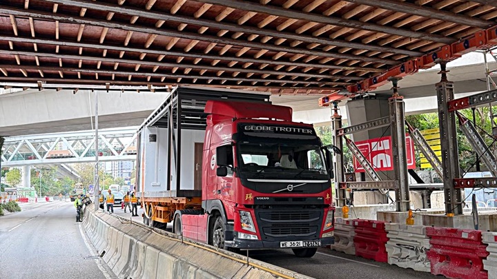 一輛拖架卡在天橋底。徐曉杰議員提供