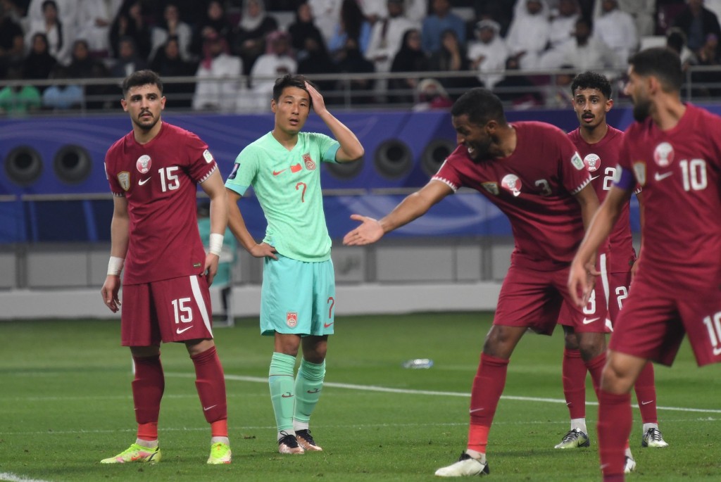 国足0:1负卡塔尔，小组3战0入球，武磊后备未有建树。 