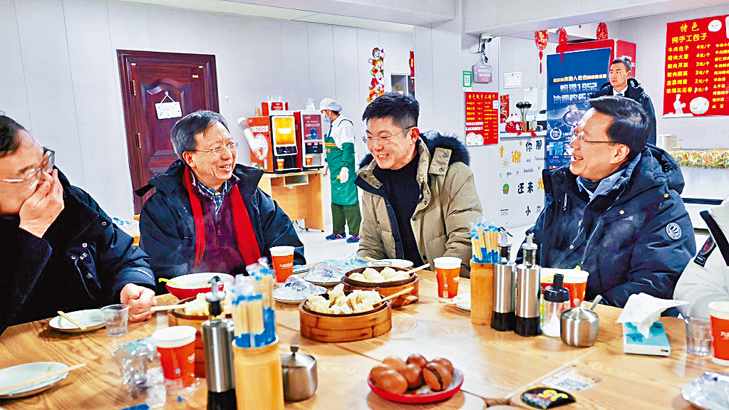 李家超抽空品嘗當地特色早餐。