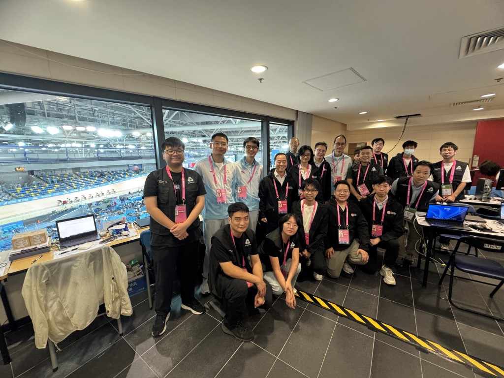 黃志光（後排左四）昨到香港單車館探訪數字政策辦公室駐場工作人員並與前線員工交流。