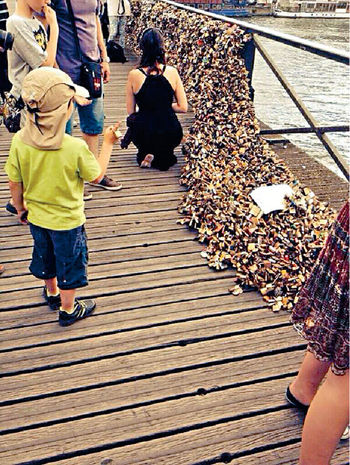 ■ 「愛情鎖橋」護欄塌下，當地警方緊急封橋。