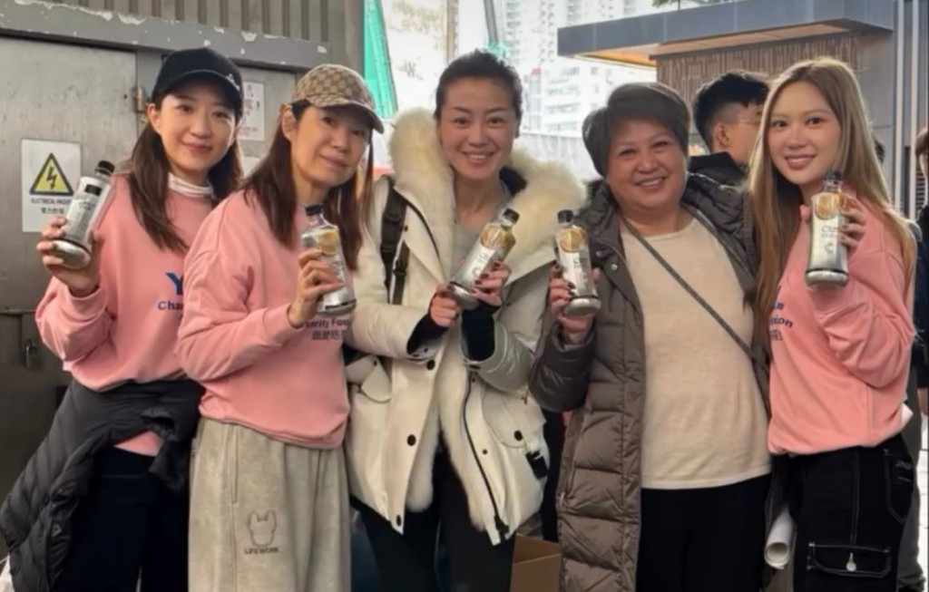 Jasmine透露当日婆婆(左二)是首次参与。 Jasmine透露当日婆婆(左二)是首次参与。