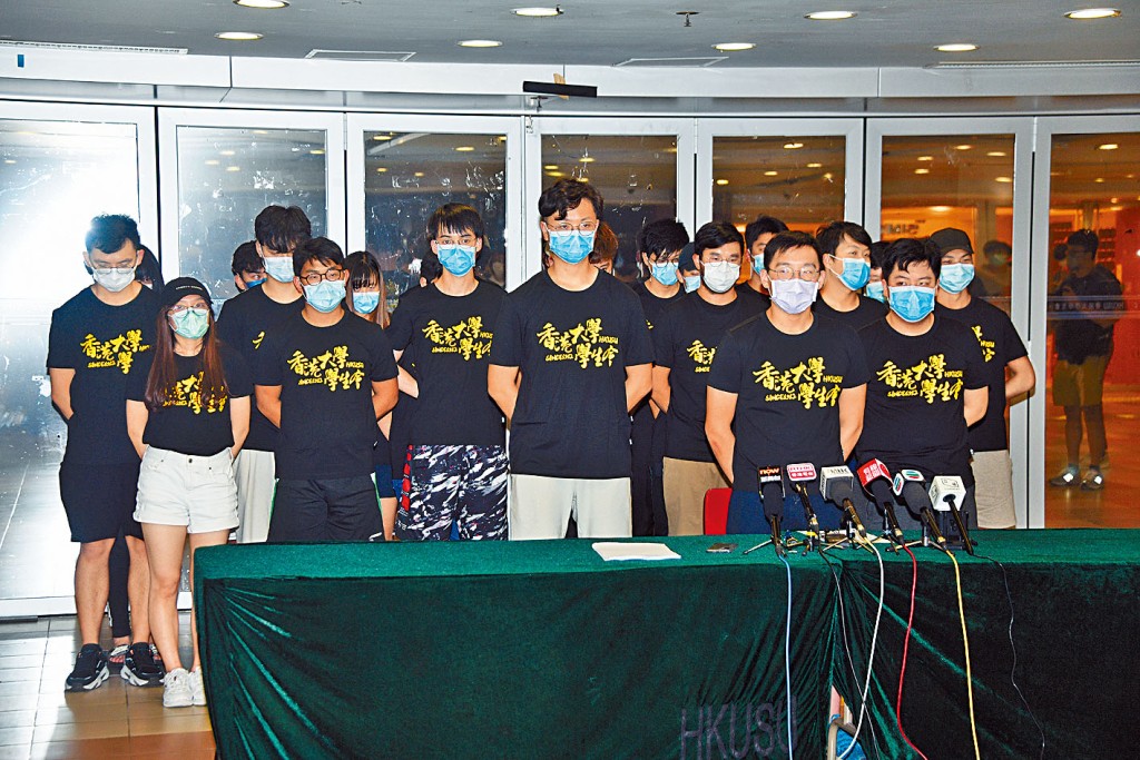■港大學生會就「哀悼議案」向公眾鞠躬致歉，並宣布辭退幹事會職務。