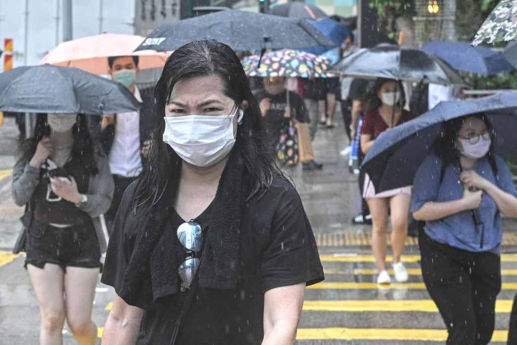 雨帶會繼續在今日及未來數天為香港帶來驟雨及狂風，海面亦有湧浪。