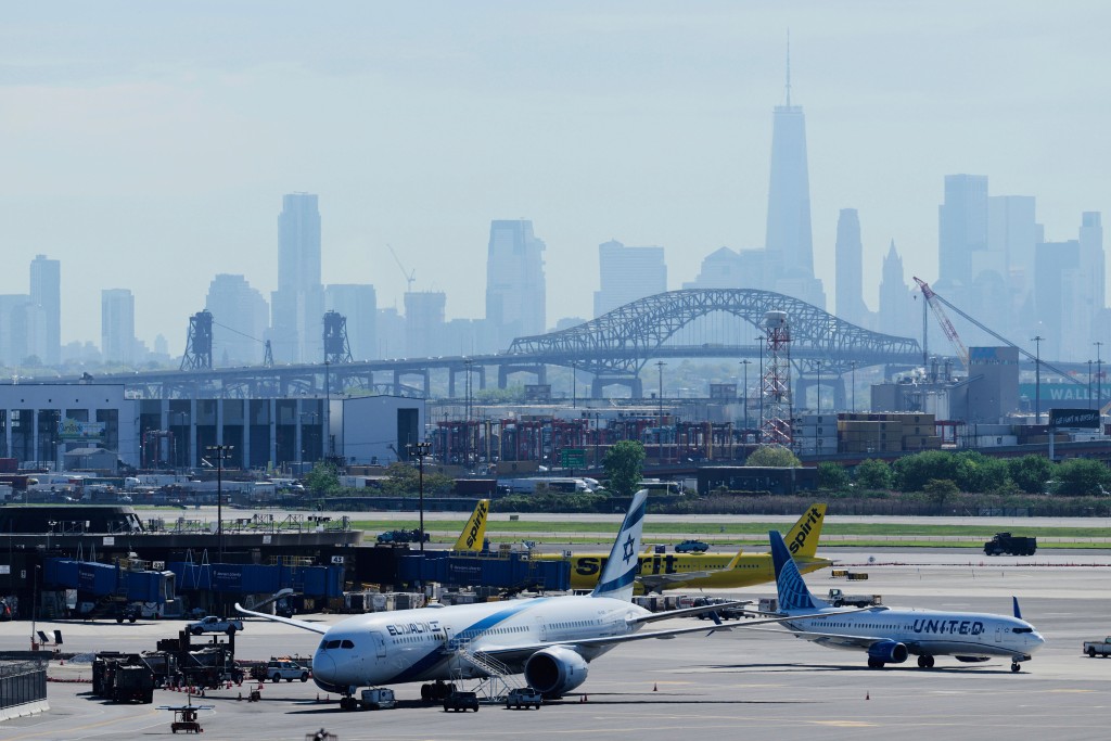 纽瓦克自由国际机场发生惊险事故，一架联合航空客机降落时撞到公路灯柱。美联社