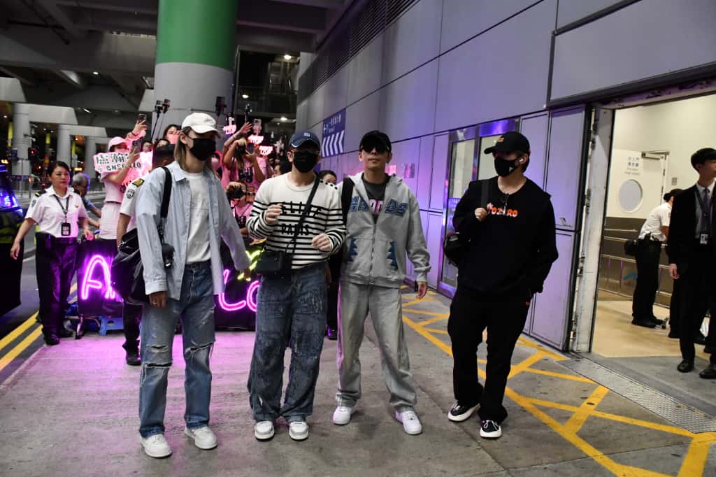 姜濤和Jeremy先上保姆車,Edan和Anson Lo不停與粉絲揮手,再登車離開。 姜濤和Jeremy先上保姆車,Edan和Anson Lo不停與粉絲揮手,再登車離開。