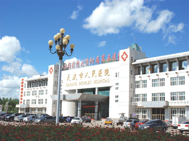 大慶市人民醫院發現有「Ａ貨救護車」長期停在院內招客。網圖