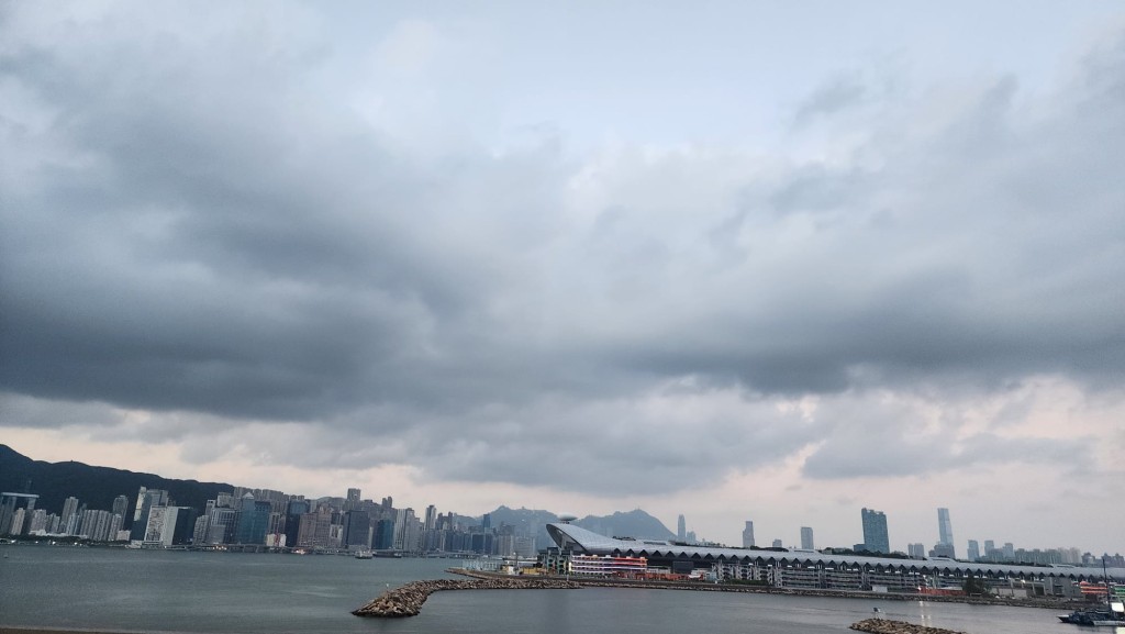 本港地區天氣大致天晴,但初時局部地區有驟雨,最低氣溫約28度。黎志偉攝 本港地區天氣大致天晴,但初時局部地區有驟雨,最低氣溫約28度。黎志偉攝