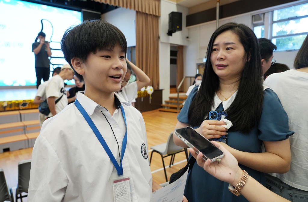 获派首志愿的曾同学（左）笑称，自己在校内「非常有名」，有信心能召集师生出席聚会，维系友谊。