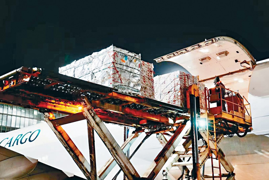 粵港兩地政府與機管局打造的「空陸鮮活產品專屬快線」，透過簡化中轉清關及檢疫安排，為海外鮮活及冰鮮水產和水果經香港國際機場、港珠澳大橋入口至大灣區提供一條專屬通道。